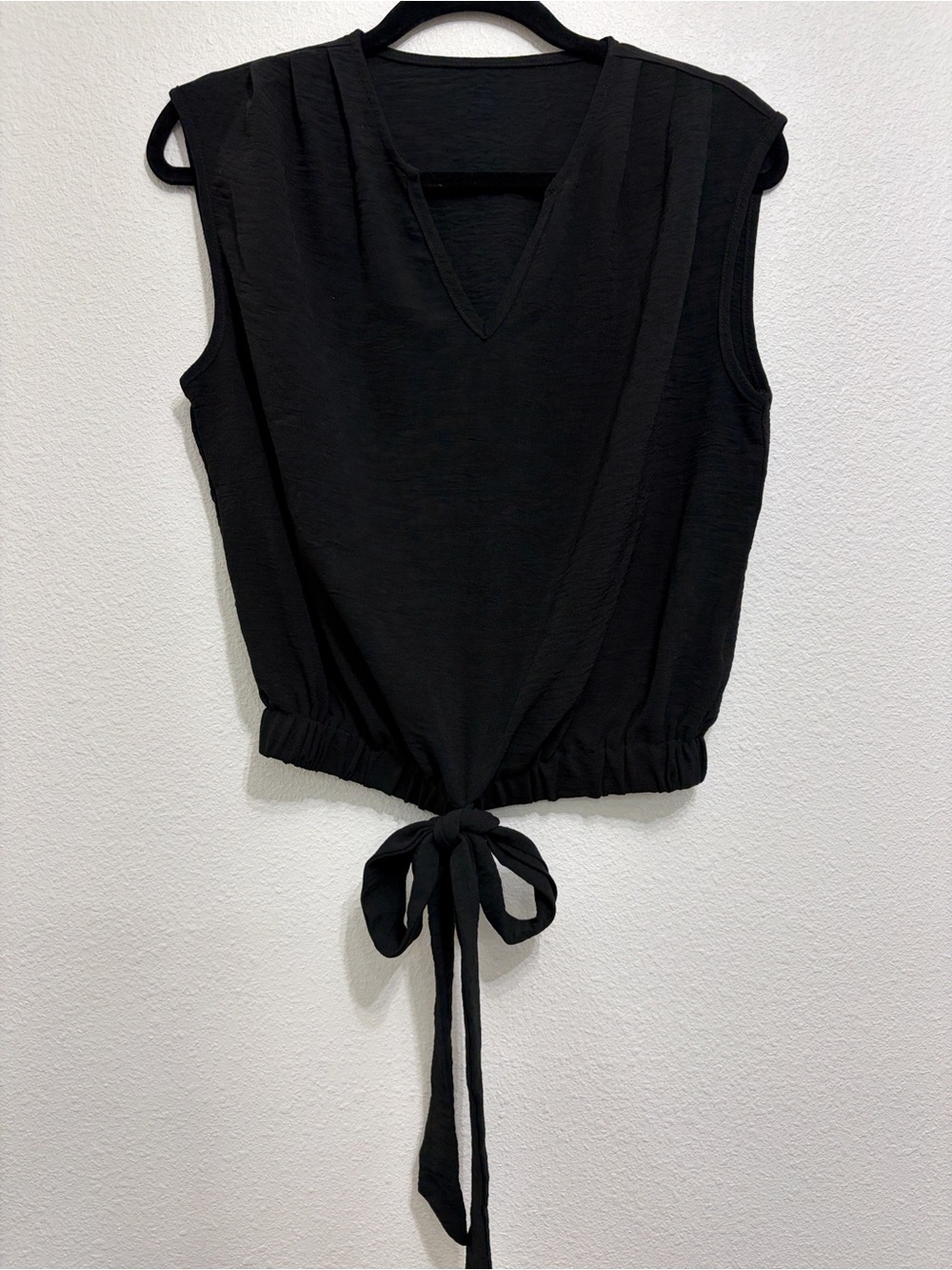 SHEIN Black Sleeveless V-Neck Tie-Hem Tank Top